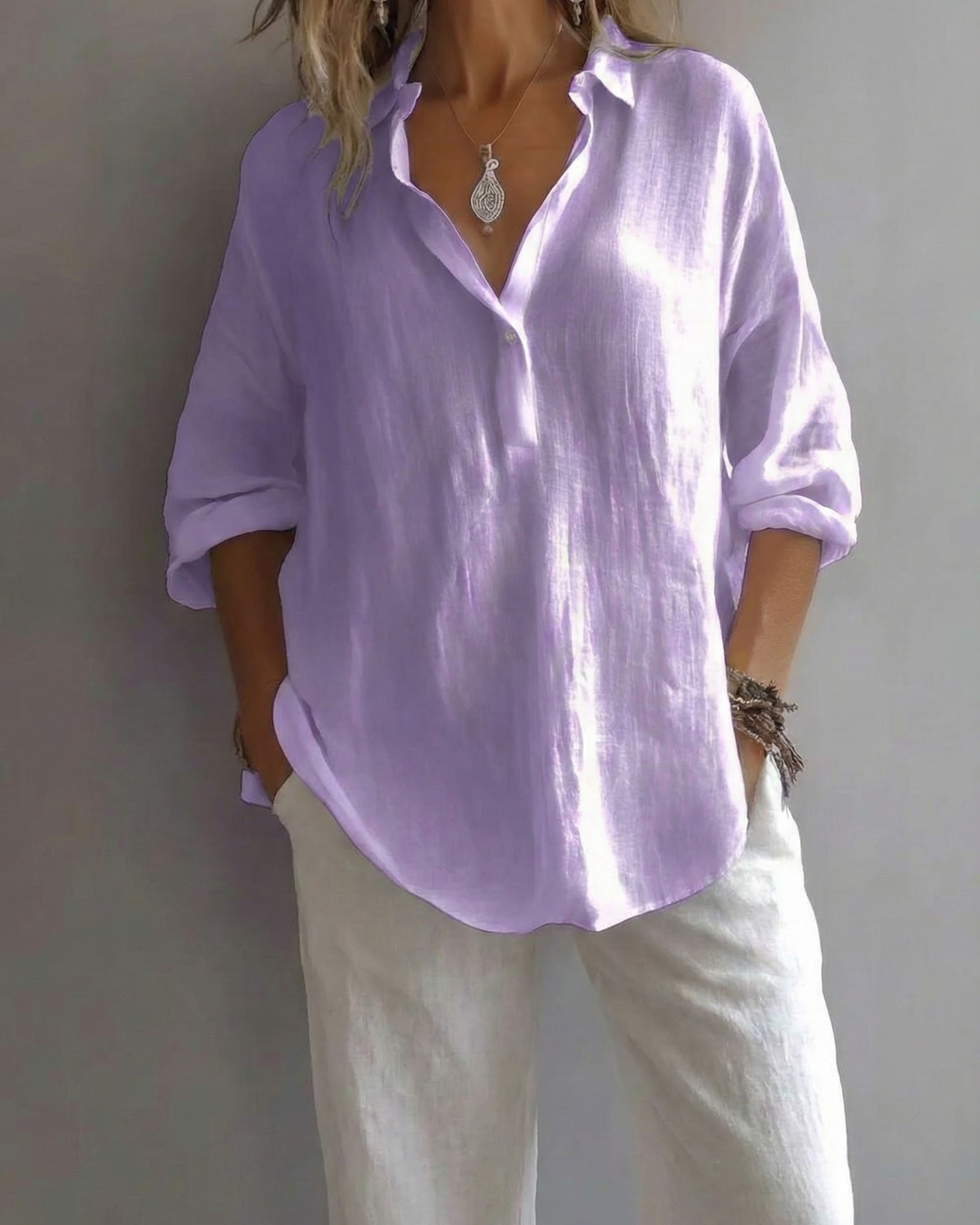 Modelo con la camisa Duna color Lila. perfecto para cualquier ocasión.