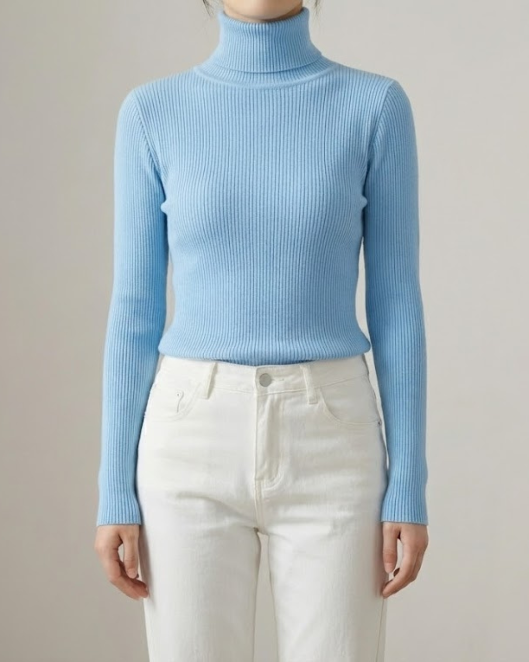 Modelo con la camiseta Selena color azul cielo. perfecto para este invierno.