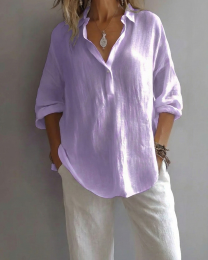 Modelo con la camisa Duna color Lila. perfecto para cualquier ocasión.