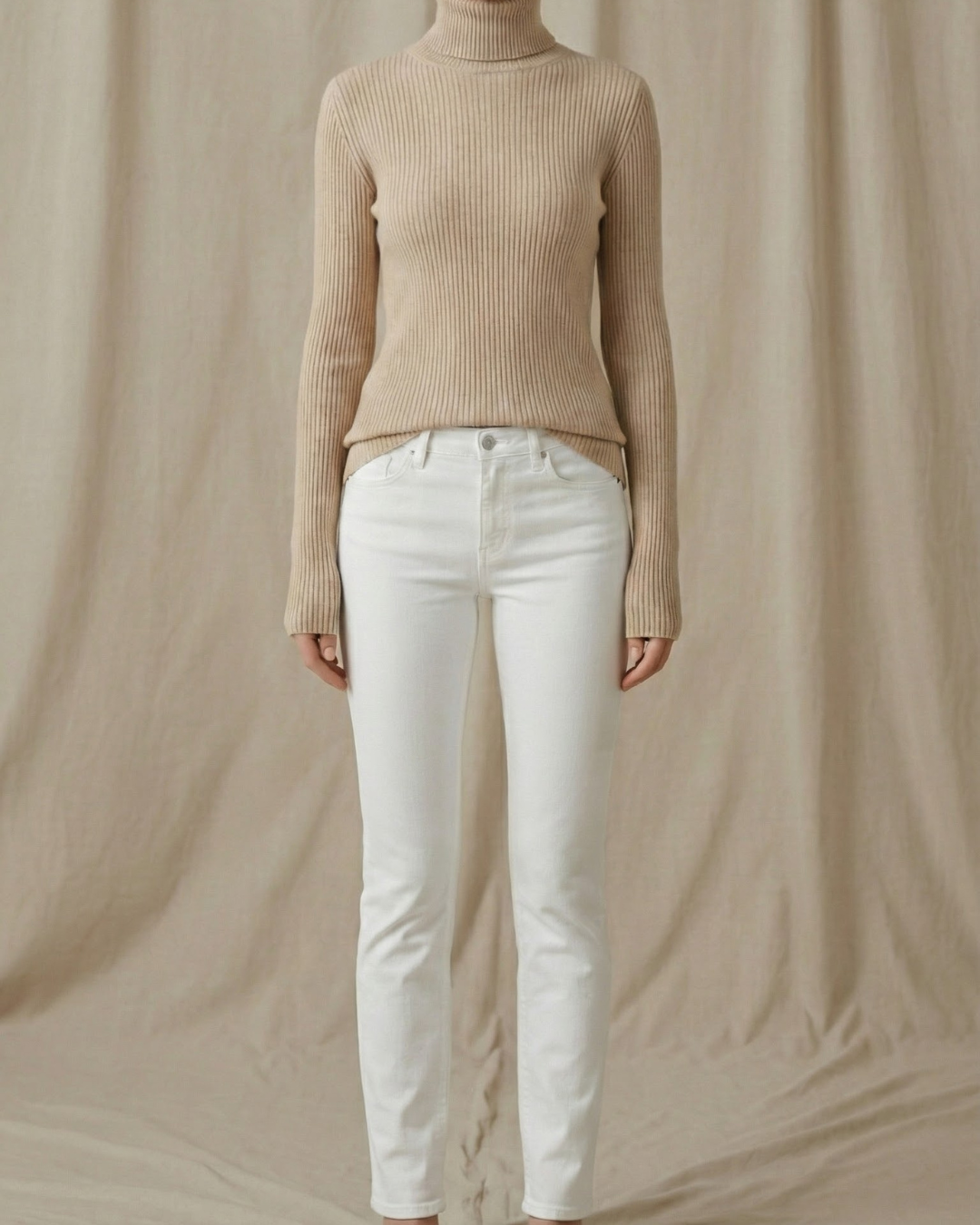 Modelo con la camiseta Selena color beige. perfecto para este invierno.