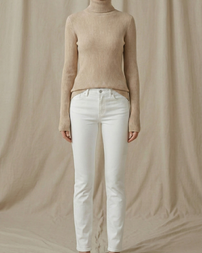 Modelo con la camiseta Selena color beige. perfecto para este invierno.