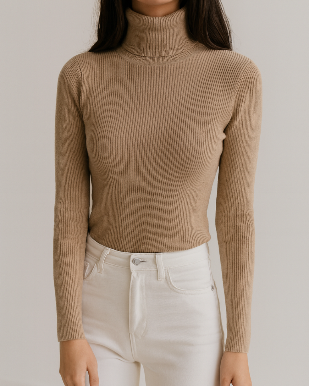 Modelo con la camiseta Selena color Camel. perfecto para este invierno.