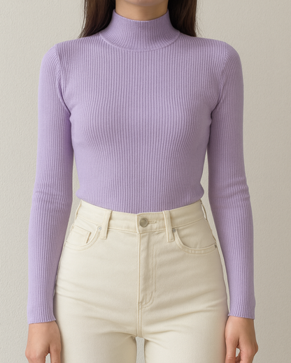 Modelo con la camiseta Selena color Lila. perfecto para este invierno.