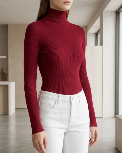 Modelo con la camiseta Selena color beige. perfecto para este invierno.